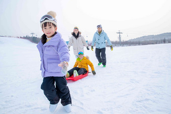 玩雪上<strong>滑板</strong>的一家四口