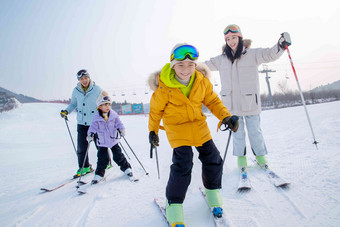 滑雪场内滑雪的一家四口青年女人高质量照片