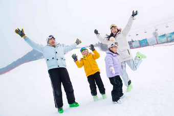 快乐家庭在雪地上嬉戏激动氛围相片