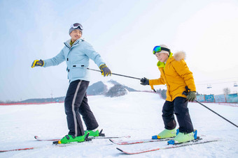 滑雪场上滑雪的快乐父子滑雪场高清摄影图