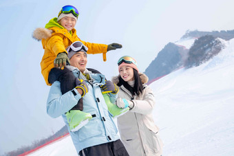 滑雪场上快乐的一家三口交流高清镜头