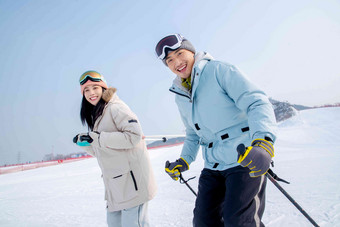 快乐的青年伴侣在滑雪场滑雪乐趣摄影图