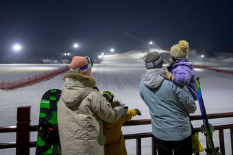 滑雪场看夜景的一家四口的背影站着氛围镜头