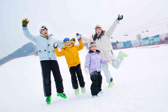 快乐家庭在雪地上嬉戏