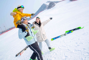 滑雪场上快乐玩耍的三口之家滑雪场氛围镜头
