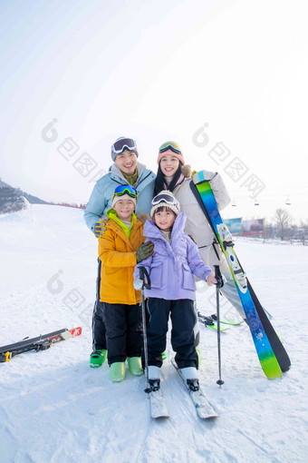 滑雪场内快乐的一家四口