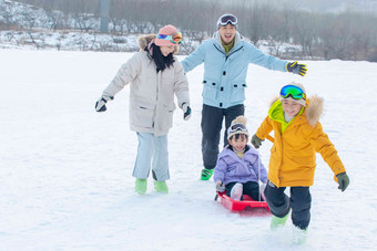 玩雪上滑板的一家四口童年高端拍摄