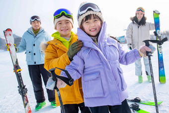 滑雪场内快乐的一家四口雪地写实相片