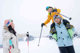 滑雪场内一边滑雪一边玩耍的三口之家东方人素材