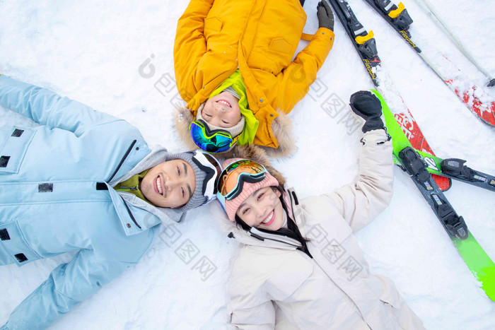 快乐的一家三口躺在雪地上郊区清晰拍摄