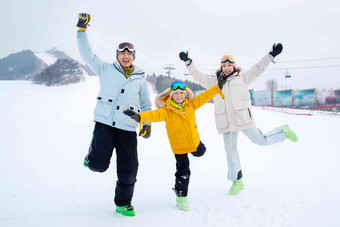 快乐的三口家庭在雪地上嬉戏父亲高清照片