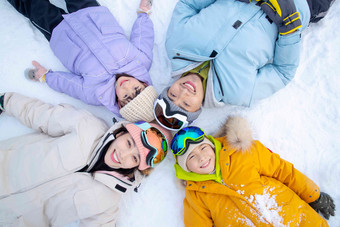 幸福的一家四口躺在雪地上<strong>青年人</strong>高端场景