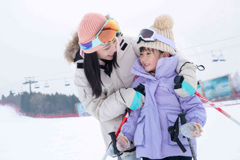 滑雪场上抱在一起的幸福母女