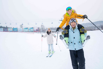 <strong>滑雪场</strong>内一边滑雪一边玩耍的三口之家亚洲人高清相片