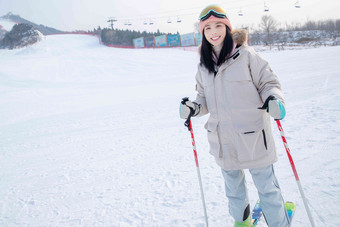 快乐的青年女人在<strong>滑雪场</strong>滑雪