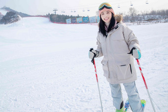 快乐的青年女人在滑雪场滑雪