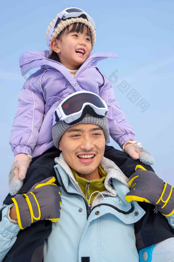 骑坐在父亲脖子上的小女孩中国人清晰照片