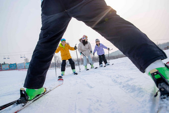 滑雪场上面对面滑雪的一家四口郊区高质量影相