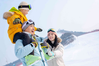 滑雪场上开心的<strong>三口之家</strong>滑雪运动亚洲写实摄影图