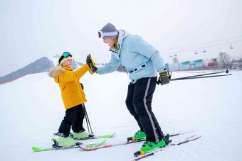 滑雪场上击掌的快乐父子中国人拍摄