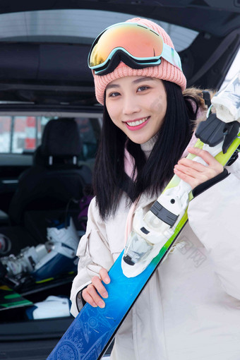 青年女人从汽车后备箱拿滑雪板中国写实场景