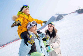 滑雪场上开心的三口之家扶氛围图片
