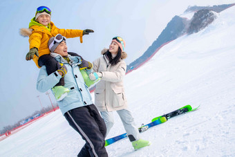 滑雪场上快乐玩耍的三口之家父亲氛围照片
