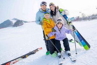 滑雪场内快乐的一家四口郊区高清图片
