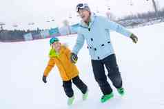 滑雪场内手牵手的快乐父子快乐高端场景