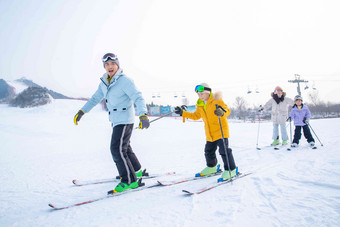 滑雪场内滑雪的一家四口童年镜头