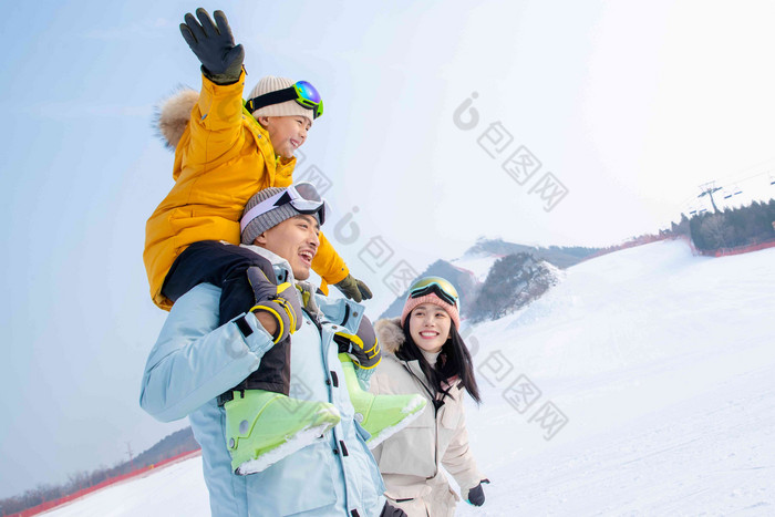 滑雪场上快乐的一家三口东方人写实图片