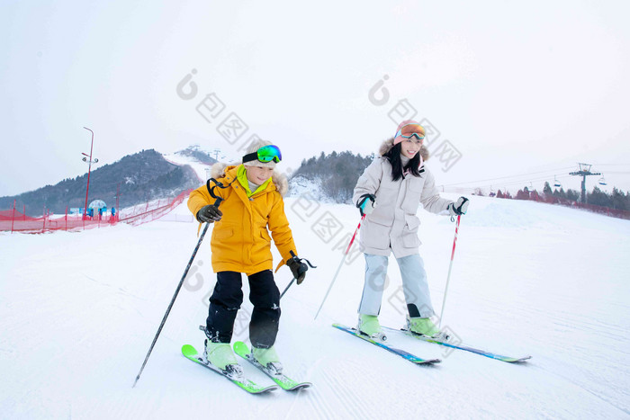 快乐母子在滑雪场滑雪中国高端摄影图