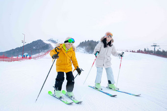 快乐母子在滑雪场滑雪中国高端摄影图