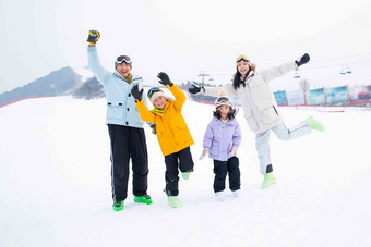 滑雪场上欢呼雀跃的四口之家丈夫摄影