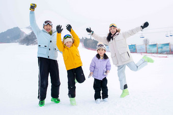 滑雪场上欢呼雀跃的四口之家兴奋写实素材