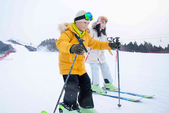 快乐母子在滑雪场一起滑雪滑清晰影相