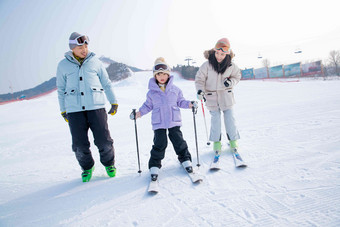 快乐的一家三口在<strong>滑雪场</strong>雪地高质量摄影图