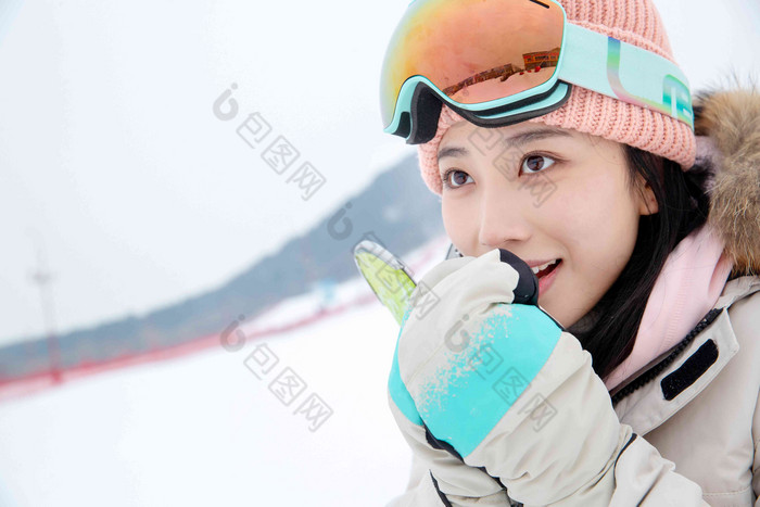 滑雪场上对着手哈气的青年女人女人氛围场景