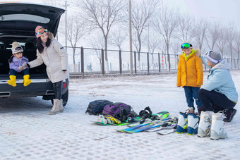 停车场内清点<strong>滑雪</strong>装备的一家四口