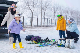 停车场内清点滑雪装备的一家四口女孩高清图片
