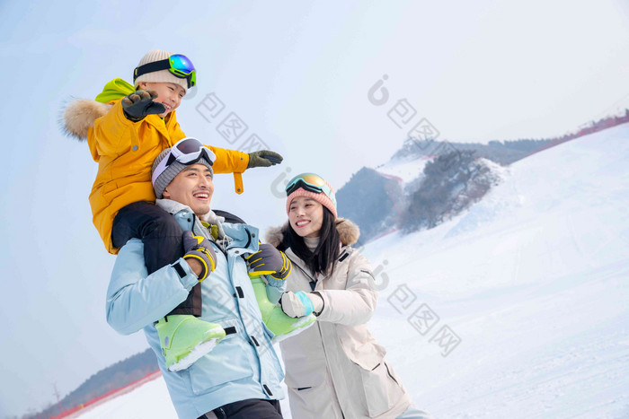 来滑雪场度假的三口之家扶清晰镜头