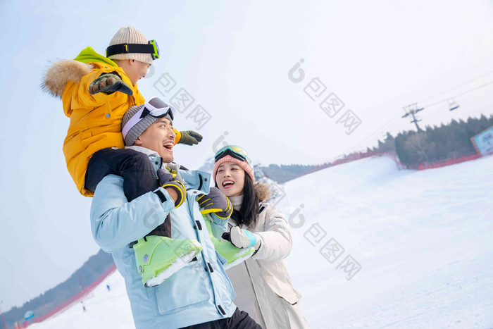 来滑雪场度假的三口之家交流高清场景