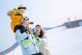 来滑雪场度假的三口之家