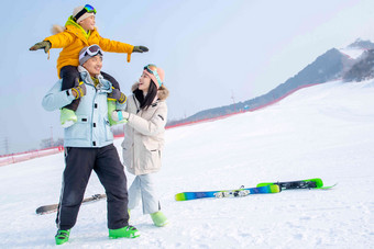 滑雪场上快乐玩耍的三口之家温馨写实场景