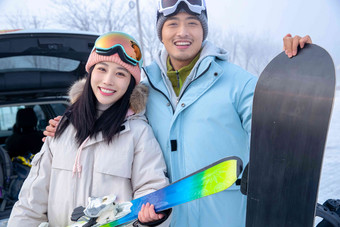 快乐的青年伴侣拿着滑雪板靠在一起女人清晰照片