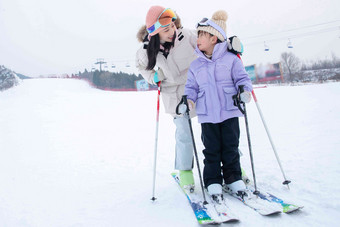 滑雪场上一起滑雪的幸福母女母亲高端镜头