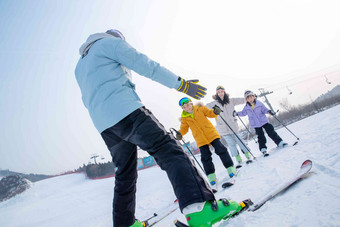 滑雪场内快乐滑雪的一家四口兄弟姐妹高端摄影图