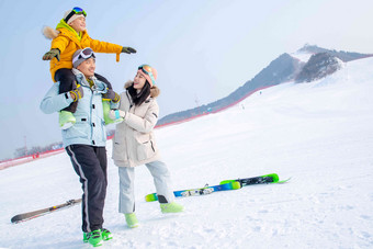 滑雪场上快乐玩耍的三口之家飞清晰镜头