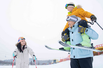 <strong>滑雪场</strong>内边滑雪边玩耍的三口之家季节氛围影相