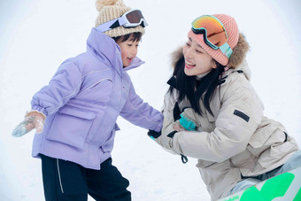 滑雪场上一起玩耍的幸福母女快乐清晰拍摄